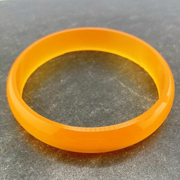 VINTAGE Dark golden yellow moonglow plastic bangle bracelet 1950s 1960s jewelry - Picture 6 of 6